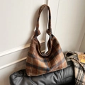 Sac à bandoulière hobo vintage à carreaux marron avec détail de nœud élégant - Marron