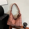 Sac hobo rétro en tweed à carreaux orange et bleu avec texture en maille chic - Rouge