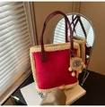 Detail der roten Wildleder-Tasche mit weißem Teddyfell-Besatz und Löwen-Anhänger - Rot mit Anhänger