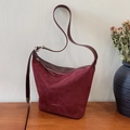 Sac seau vintage bordeaux en daim givré avec bandoulière et boucle dorée élégante - Rouge