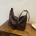 Bolso bandolera grande marrón oscuro tipo hobo con cremallera dorada y correa ancha - Marrón