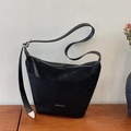 Sac seau hobo noir moderne en daim mat et cuir avec inscription tendance - Noir