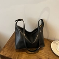 Bolso hobo minimalista en negro brillante con correas ajustables y detalles dorados - Negro