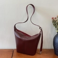 Sac seau hobo en cuir givré bordeaux avec bandoulière réglable et détails métalliques - Marron