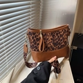 Chic leopard print bucket bag with wide strap and brown faux leather patchwork - Brown