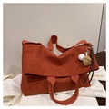 Detalle del bolso tote de pana naranja con un colgante deportivo de guante de béisbol - Rojo con Colgante