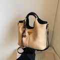 Sac fourre-tout en daim beige avec bordure noire, logo en métal et bandoulière - Noir avec pendentif
