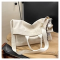 Detalle de la textura de pana crema del bolso tote con un colgante de béisbol - Blanco con colgante