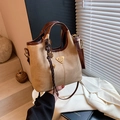 Sac fourre-tout bicolore beige et marron avec plaque en métal et breloques tressées - Rouge avec Pendentif