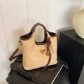 Sac fourre-tout bicolore en daim beige et cuir marron foncé avec logo doré chic - Marron avec pendentif