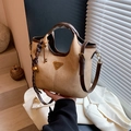 Sac cabas en daim marron clair avec finitions marron foncé et pendentif doré - Café avec Pendentif