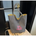 Detail der gestreiften Canvas-Tasche mit be well Aufdruck und gelbem Innenfutter - Schwarz