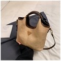 Détail du sac seau vintage avec finition mate et logo métallique sur cuir texturé - Brun Sans Pendentif
