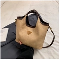 Sac fourre-tout chic bicolore beige et marron foncé avec plaque en métal CURADIA - Café sans pendentif