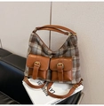 Détail du sac bandoulière rétro à carreaux avec poches en cuir marron et boucles en métal - Marron
