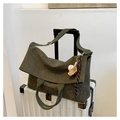 Bolso tote de pana verde oscuro con correa ajustable y colgante de béisbol - Verde con Colgante
