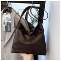 Gros plan détaillé d'un grand sac fourre-tout marron foncé avec une texture de cuir souple - Marron