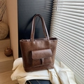 Donkerbruine tote bag van kunstleer met voorvak met klep en retro handgrepen - Bruin