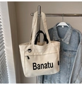 Detail der cremefarbenen Canvas-Tasche mit Banatu-Logo und schwarzer Reißverschlusstasche - Off-White Ohne Anhänger
