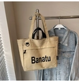 Detail der Canvas-Tragetasche mit Banatu-Logo, Reißverschlusstasche und Doppelgriffen - Khaki Ohne Anhänger