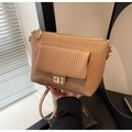 Nahaufnahme der khakifarbenen Cordstruktur und des goldenen Drehverschlusses der Tasche - Khaki