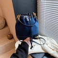 Borsa a secchiello in pelle scamosciata blu scuro con hardware dorato da donna - Blu scuro