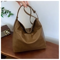 Sac hobo en cuir marron foncé avec bandoulière réglable sur surface en bois vintage - Marron