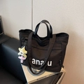 Borsa tote in tela nera da donna con scritte bianche e ciondolo a stella gialla - Nero con ciondolo
