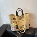 Borsa tote in tela kaki capiente con manici neri e ciondolo a stella in peluche verde - Cachi Con Pendente