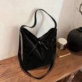 Minimalistische schwarze Wildleder-Einkaufstasche mit Schleifendetail und Schultergurt - Schwarz