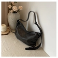 Detail der schwarzen Hobo-Tasche aus Leder mit Vintage-Struktur und verstellbarem Gurt - Schwarz