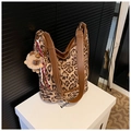 Detail der Leoparden-Beuteltasche mit Lederriemen und einem Plüschbär-Anhänger - Mit Anhänger / Khaki