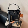 Schwarze Bucket Bag aus Leder mit goldenen Nieten und einem breiten Retro-Webschultergurt - Mit Anhänger / Schwarz