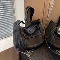 Große schwarze Segeltuchtasche mit weißen Kontrastnähten und verstellbarem Riemen - Schwarz