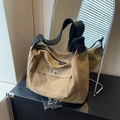 Braune Canvas-Umhängetasche mit Kontrastnähten und verstellbarem breitem Schultergurt - Khaki