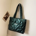 Borsa tote imbottita verde scuro trapuntata con finitura metallica e tracolle lunghe - Verde