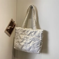 Borsa tote imbottita bianca trapuntata in nylon con etichetta logo alla moda - Bianco perla
