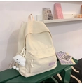 Dettaglio dello zaino minimalista beige con un simpatico ciondolo a nuvola di peluche bianco - Con Ciondolo / Bianco Sporco