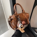 Bolso de mano Boston marrón vintage con letras doradas y colgante de osito de peluche - Marrón con colgante