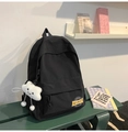 Dettaglio di uno zaino in tela nera con un simpatico ciondolo a nuvola in peluche - Con Ciondolo / Nero