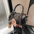 Bolso de béisbol retro gris oscuro con colgante de oso de peluche y etiqueta de hotel - Negro con colgante