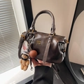 Bolso de béisbol retro en cuero marrón oscuro con logo Pan Tor y colgante de oso - Café con Colgante