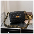 Détail du sac à bandoulière matelassé noir avec fermoir doré et bandoulière en chaîne - Verrou carré / Noir