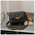 Détail de la texture en cuir noir matelassé et de la chaîne dorée sur le sac vintage - Noir