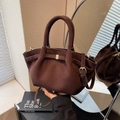 Retro dunkelbraune Henkeltasche aus Wildleder mit Goldverschluss und Umhängeriemen - Braun