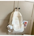 Detalle de mochila crema con estampado de conejo y colgante de nube en la puerta - Con Colgante / Blanco