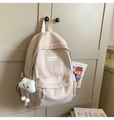 Detalle de mochila de nailon beige claro con logo KEKEMI y colgante de nube suave - Con Colgante / Beige