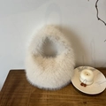 Schicke cremeweiße Kunstfell-Handtasche mit weicher flauschiger Textur für den Winter - Weiß