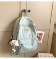 Detalle de la mochila verde menta con sutiles motivos de sonrisa y colgante de nube suave - Con Colgante / Verde