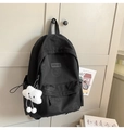 Detalle de mochila negra de nailon con estampados de sonrisas y llavero de nube suave - Con Colgante / Negro